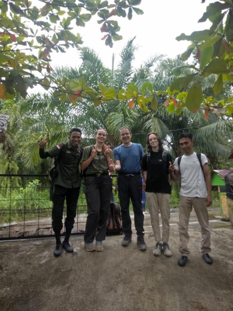 Magpie resto dan homestay Bukit Lawang Esterno foto