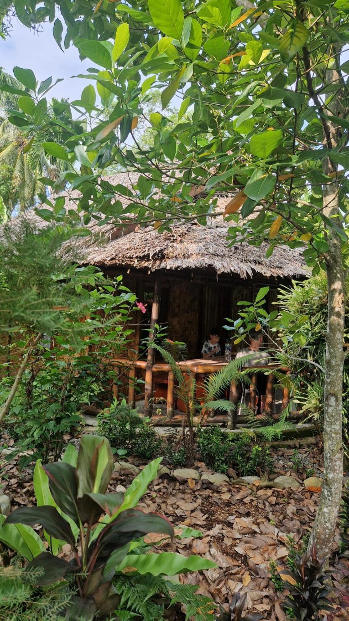 Magpie resto dan homestay Bukit Lawang Esterno foto