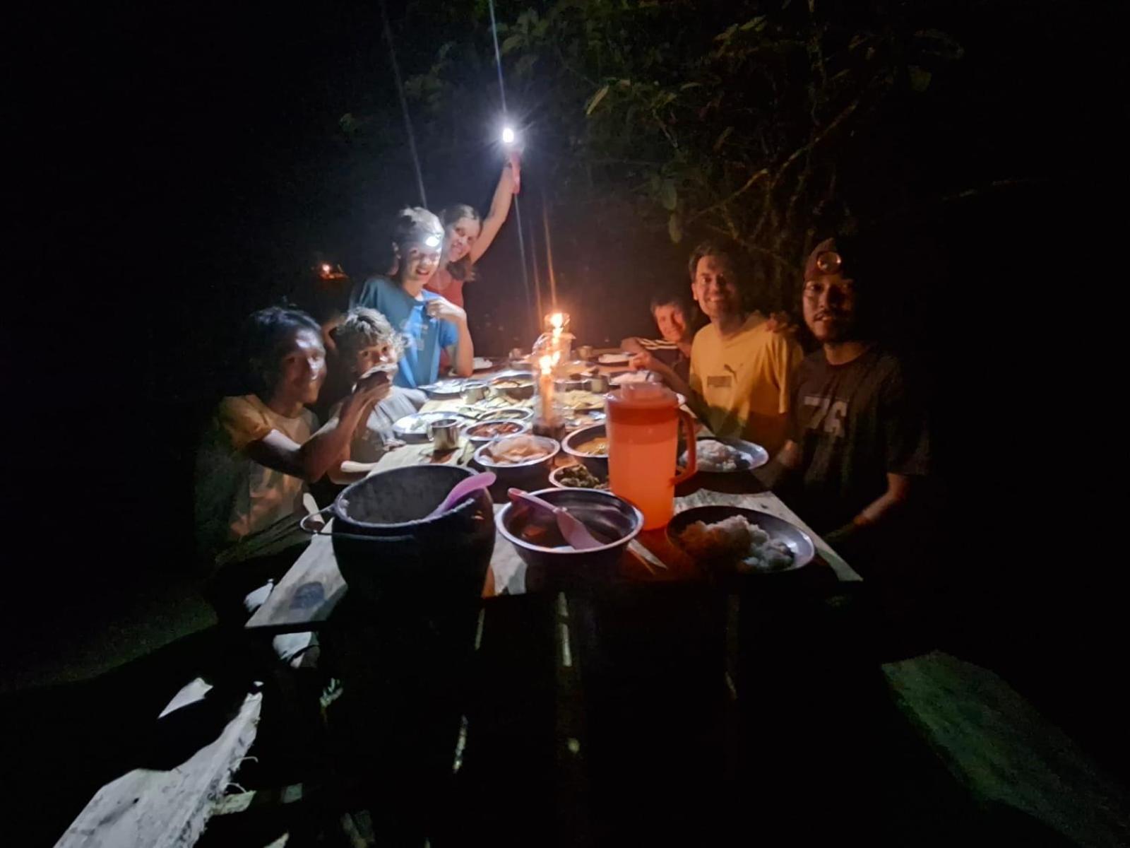 Magpie resto dan homestay Bukit Lawang Esterno foto