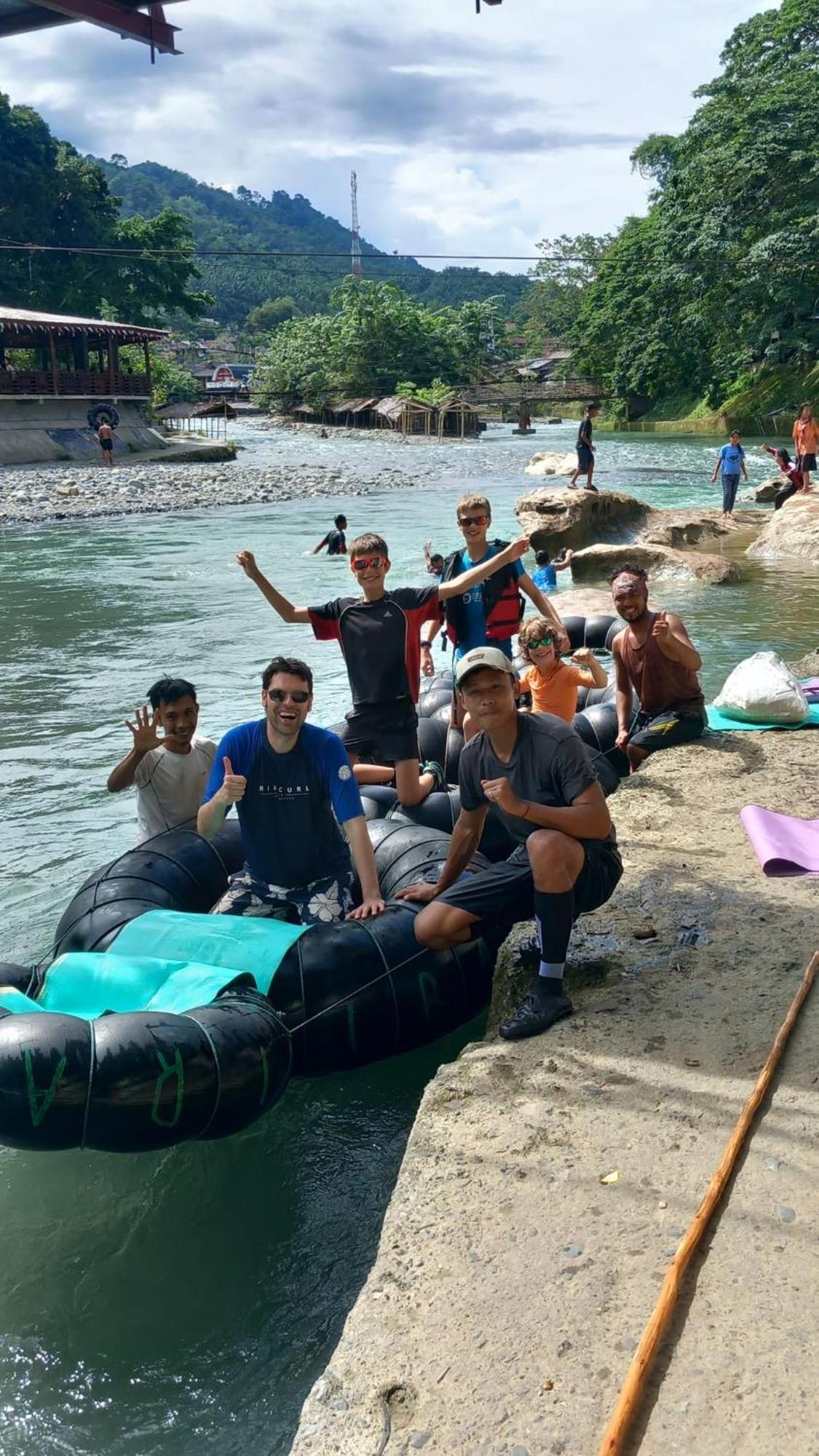 Magpie resto dan homestay Bukit Lawang Esterno foto