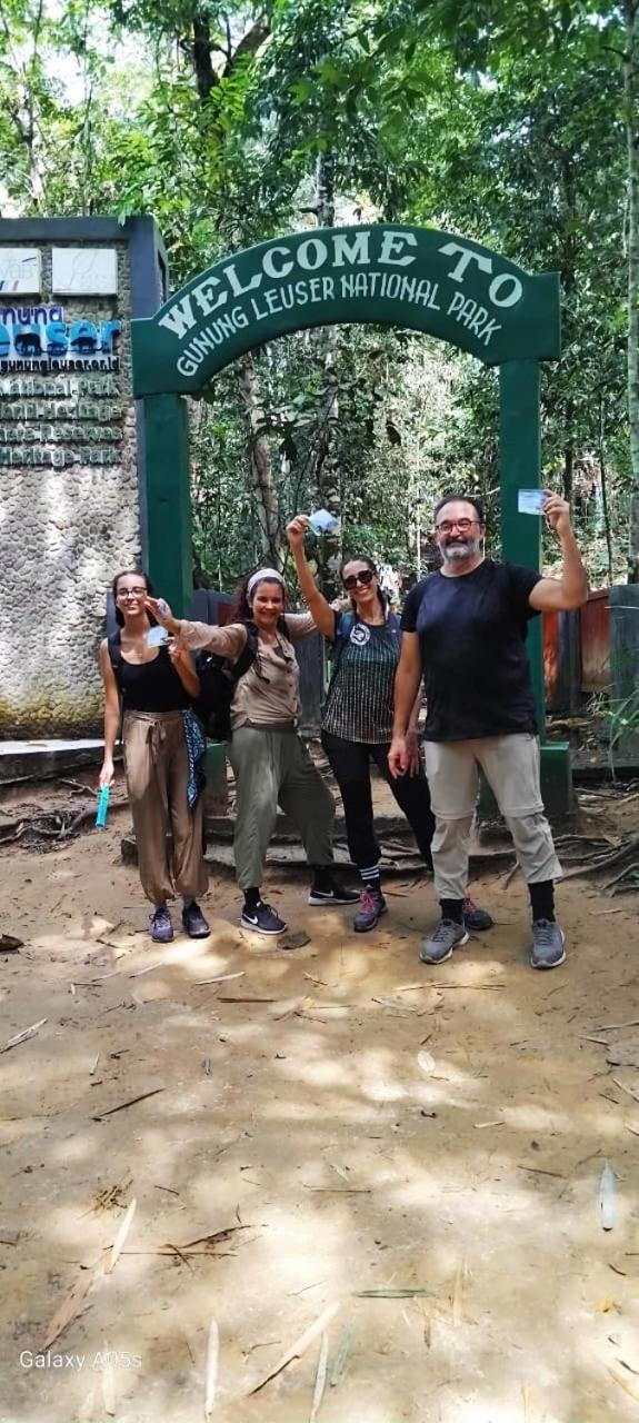 Magpie resto dan homestay Bukit Lawang Esterno foto